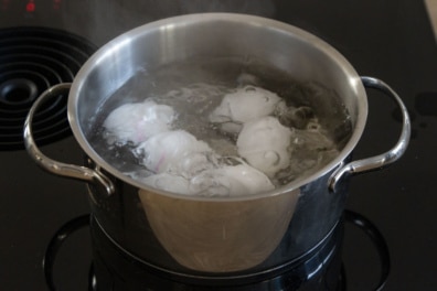 Eier im kochenden Wasser