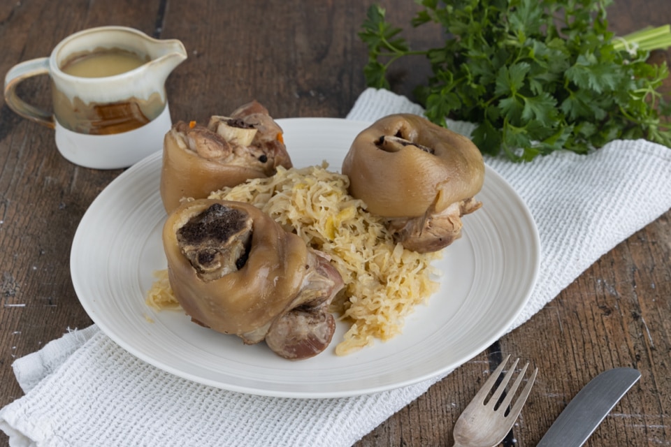 Zartes Eisbein mit Senfsoße zubereiten | Rezept - eat.de