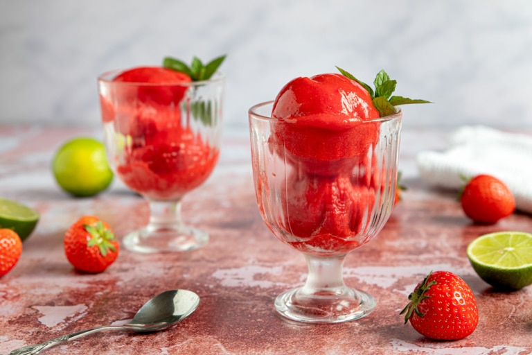 Schnelles Erdbeersorbet ohne Eismaschine | Rezept - eat.de
