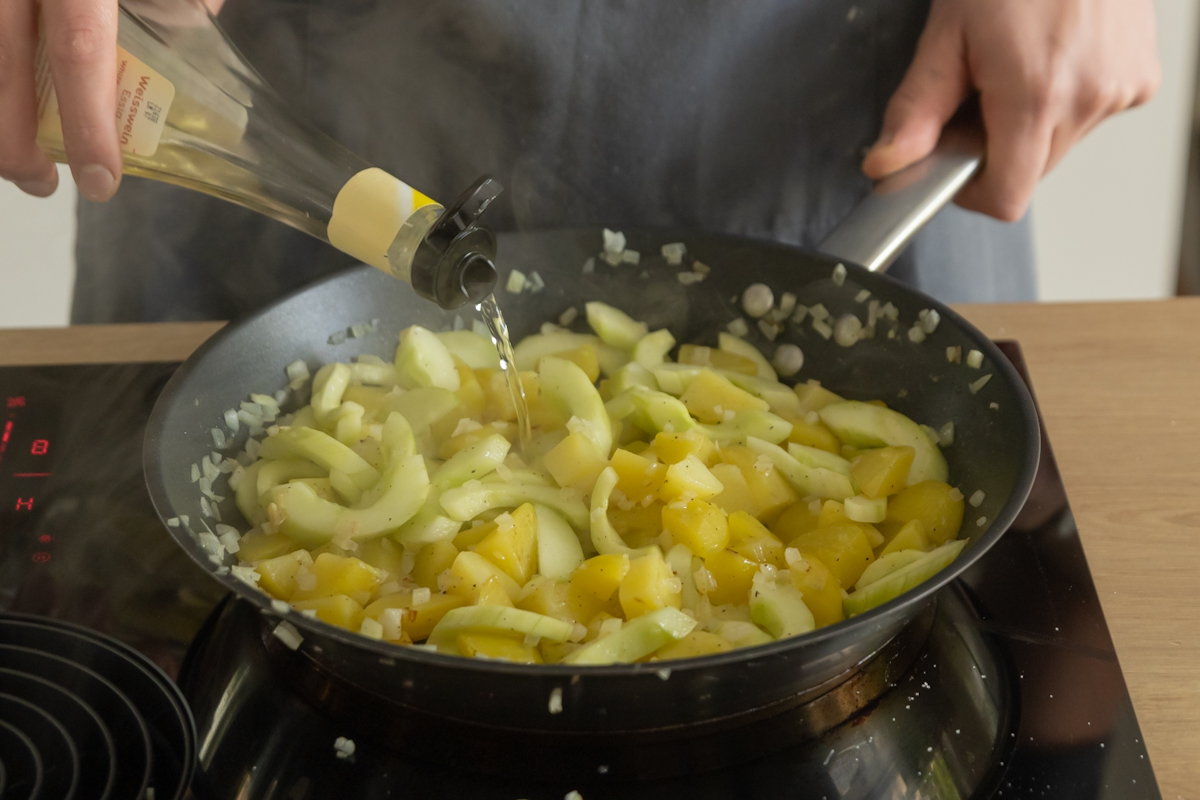 Gurkengemüse mit Senf, Lachs und Kartoffeln | Rezept - eat.de