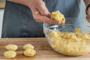 Falafel aus dem Teig formen