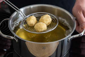 Falafel in Öl frittieren