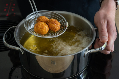 Falafel in Öl frittieren