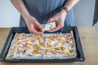 Gorgonzola auf Flammkuchen geben