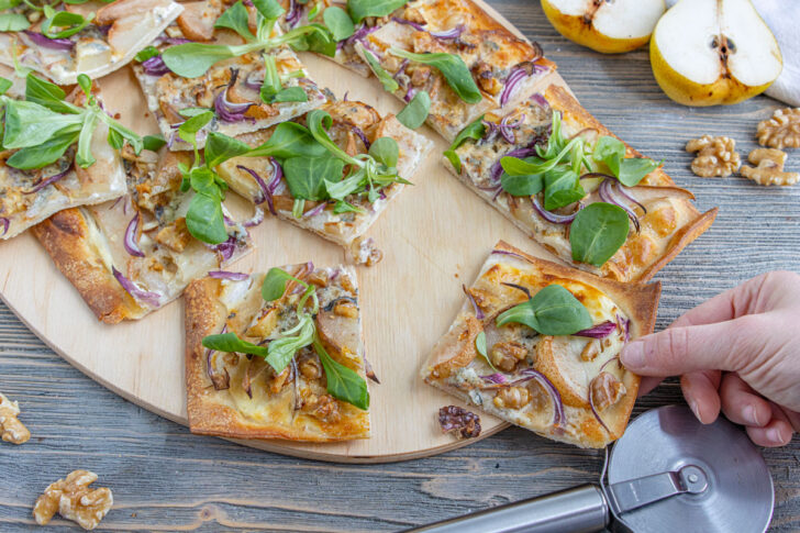 Flammkuchen mit Birnen und Gorgonzola