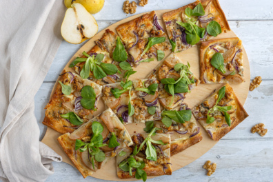Flammkuchen mit Birne und Gorgonzola
