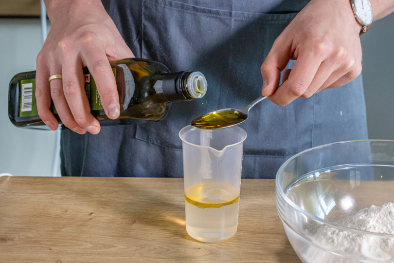 Olivenöl in den Messbecher geben