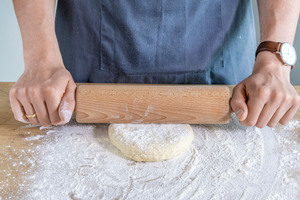 Flammkuchenteig ausrollen