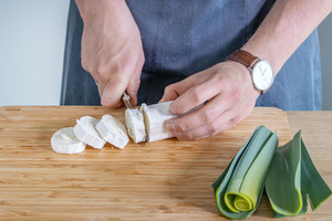 Ziegenkäse in Taler schneiden