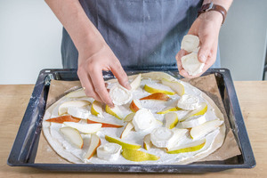 Flammkuchen mit Birnen und Ziegenkäse belegen