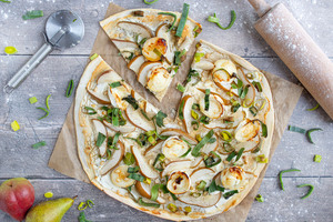Flammkuchen mit Birnen und Ziegenkäse