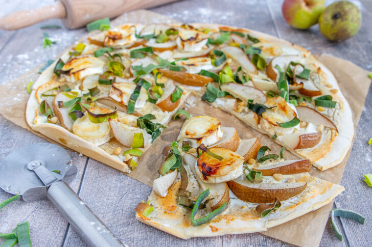 Flammkuchen mit Birnen und Ziegenkäse