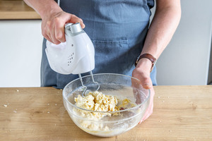 Flammkuchenteig kneten