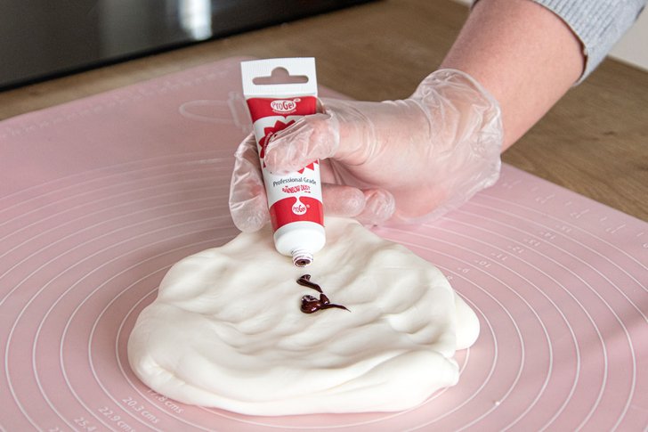 Gelfarbe auf den Fondant geben