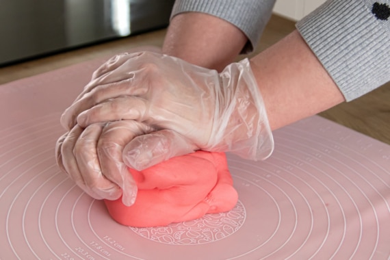Fondant färben mit Lebensmittelfarbe: So geht&rsquo;s - eat.de