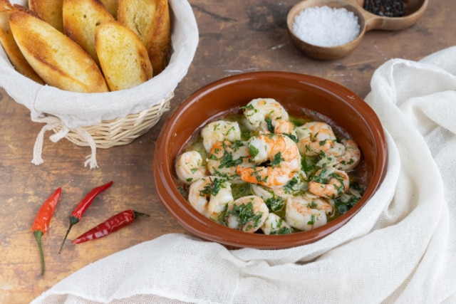Garnelen in Knoblauchöl: Gambas Pil Pil | Rezept - eat.de