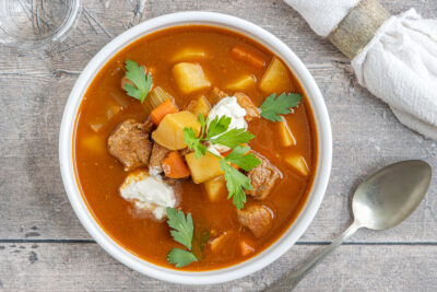 Omas klassische Gulaschsuppe