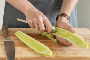 Kerngehäuse der Gurken entfernen