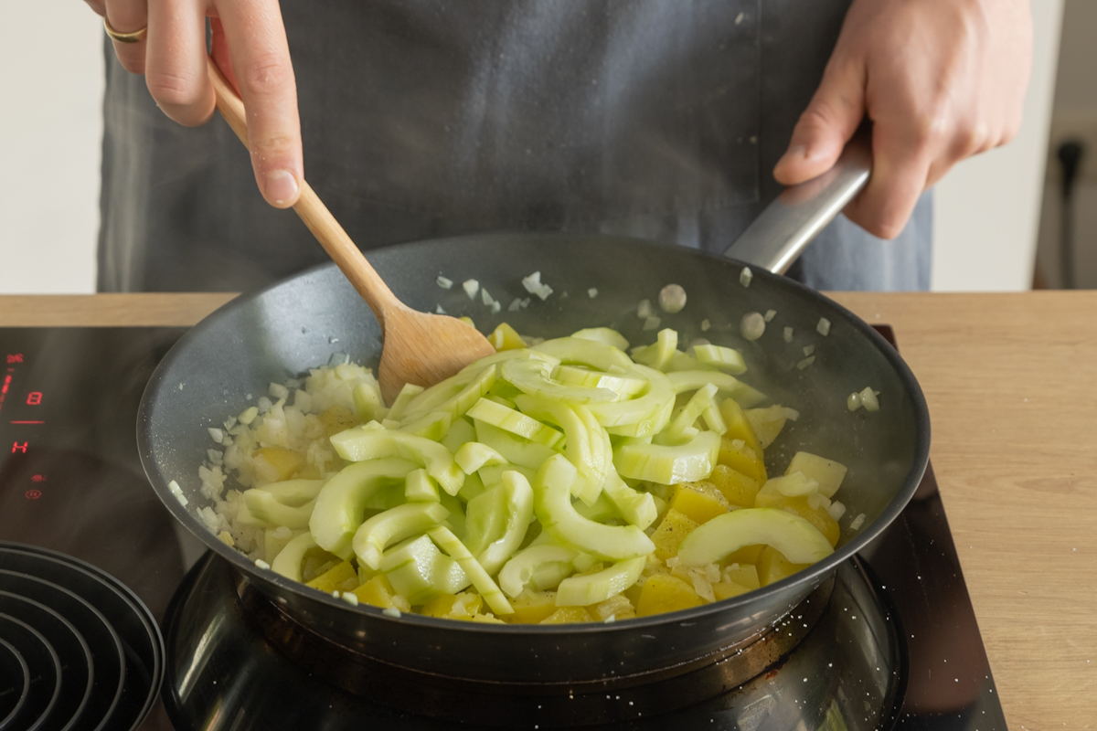 Gurkengemüse mit Senf, Lachs und Kartoffeln | Rezept - eat.de