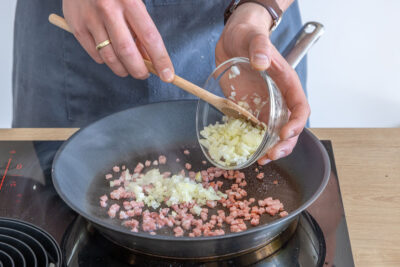 Speck ohne Fett anbraten. Zwiebel, Gurke, Senf, Essif und Senfkörner dazugeben.
