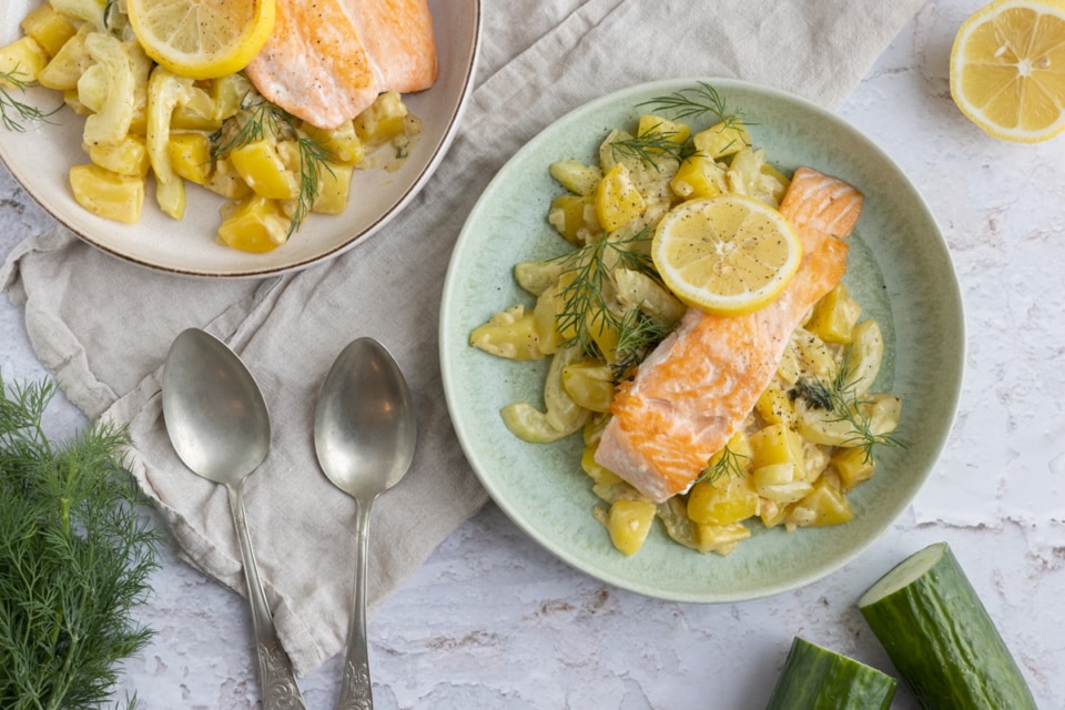 Gurkengemüse mit Senf, Lachs und Kartoffeln | Rezept - eat.de