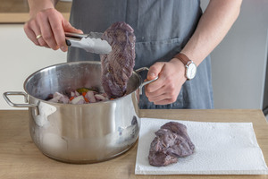 Hirschbraten aus der Marinade nehmen