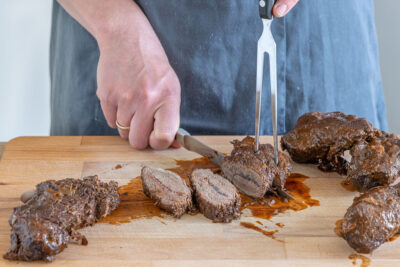 Hirschbraten portionieren