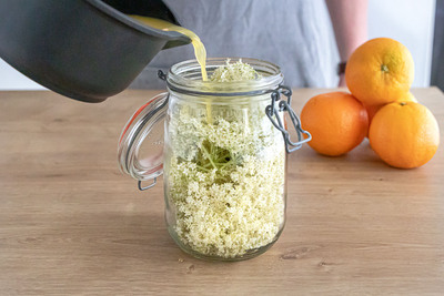 Holunderblüten mit Saft aufgießen