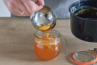 Holunderblütenmarmelade in Gläser füllen