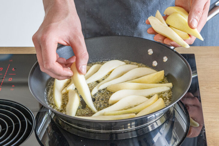 Birnen in die Butter geben