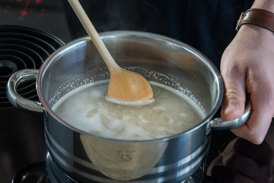 Reis in Salzwasser kochen