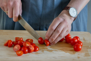 Kirschtomaten halbieren