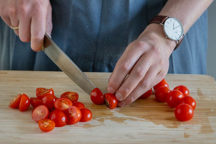 Kirschtomaten halbieren