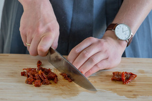 getrocknete Tomaten klein schneiden