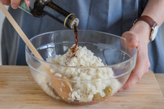 Balsamico zum Reissalat geben