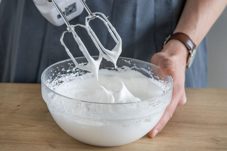 Eier zu Eischnee schlagen