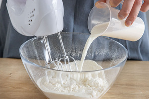 Milch zum Mehl gießen