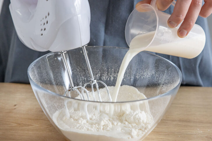 Milch zum Mehl gießen