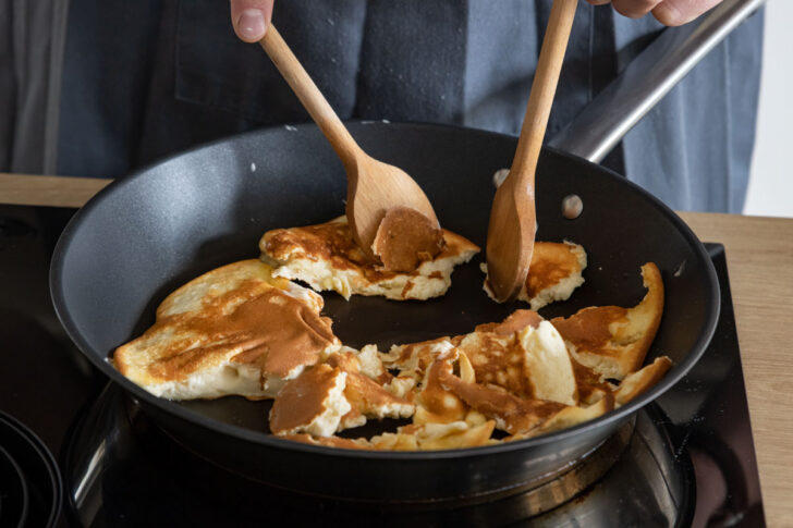 Kaiserschmarrn in Pfanne zerrupfen