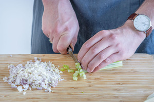 Gemüse in Würfel schneiden