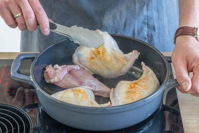 Kaninchenkeulen scharf anbraten