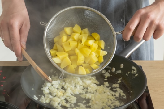 Kartoffeln mit Zwiebeln anbraten