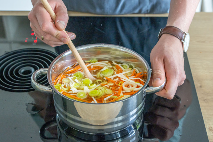 Klare Gemüsesuppe mit Suppengrün ziehen lassen