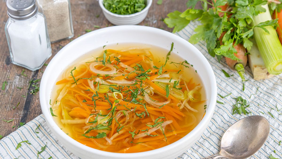 Klare Gemüsesuppe mit Suppengrün | Rezept