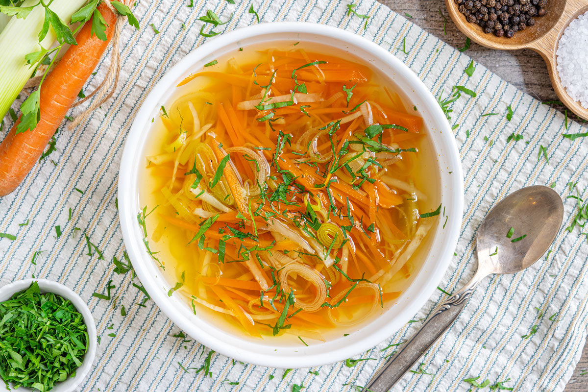 Klare Gemüsesuppe mit Suppengrün