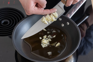 Knoblauch kurz rösten