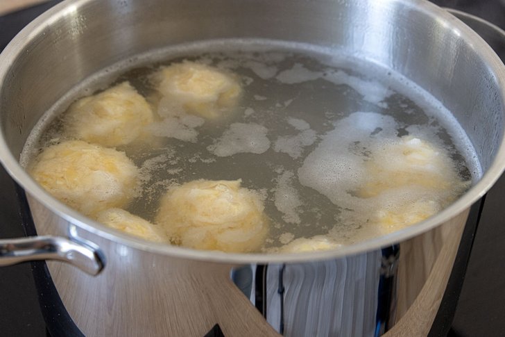 Knödel im Wasser aufwärmen