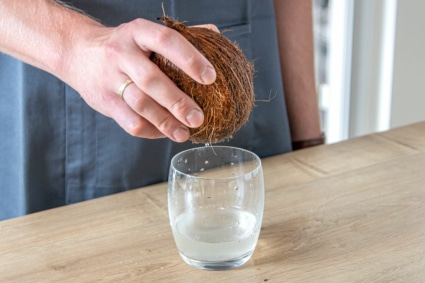 Kokoswasser ausgießen