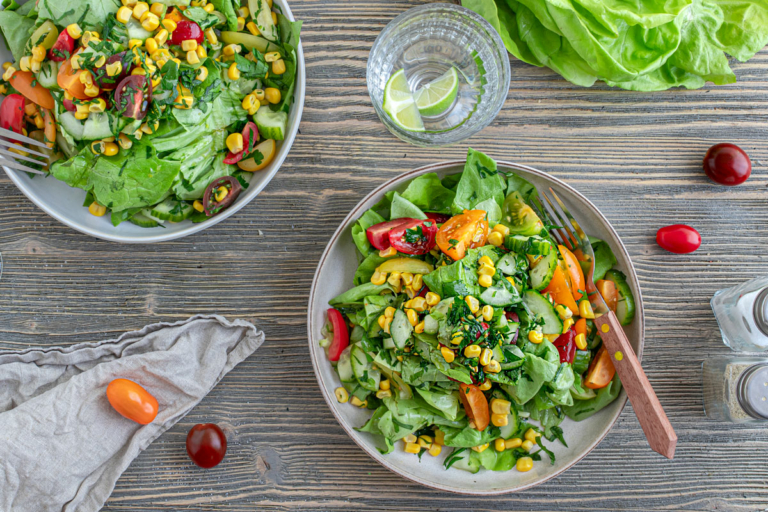 Bunter Kopfsalat mit 5-Minuten-Dressing | Rezept - eat.de