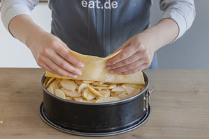 Apfelkuchen abdecken